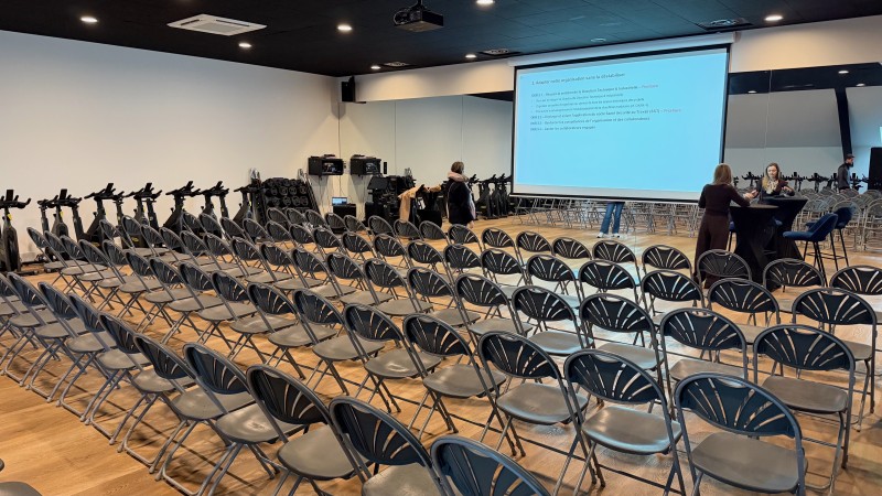 Location chaise séminaire Le Havre : livraison sur lieu de réception avec installation