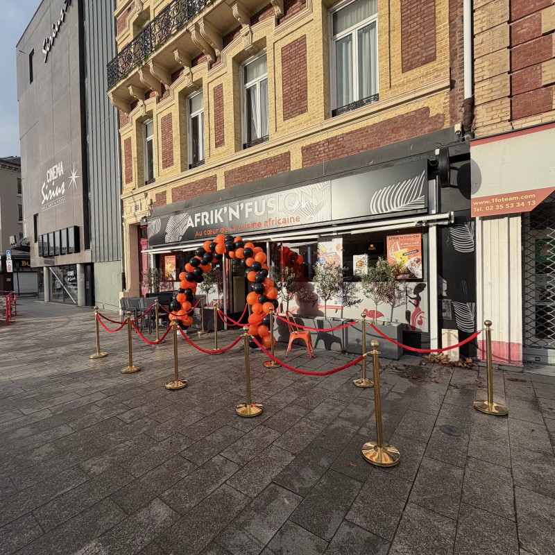 Installation de mobilier potelet or et cordon rouge au Havre