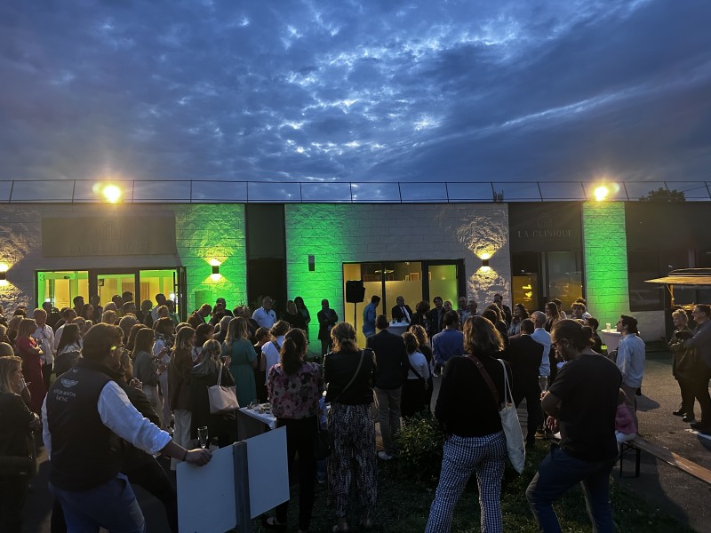 Créateur d'ambiance avec une mise en lumière architectural pour l'inauguration de 