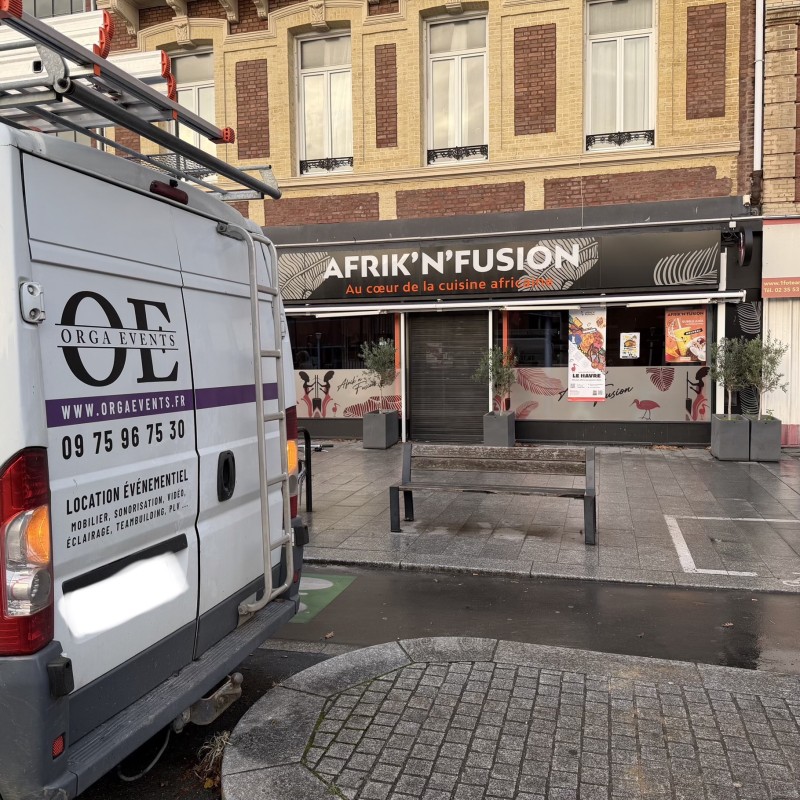 Installation de mobilier potelet or et cordon rouge au Havre
