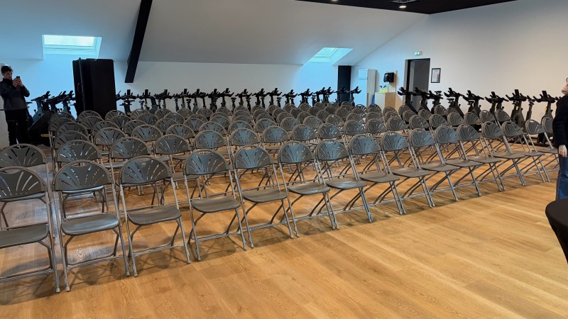 Location chaise séminaire Le Havre : livraison sur lieu de réception avec installation